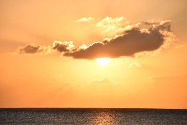 Cayman Adaları 'ndaki Grand Cayman' daki Seven Mile Plajı 'ndan gün batımı manzarası