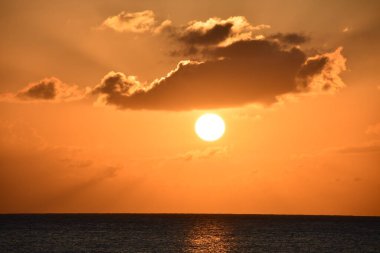 Cayman Adaları 'ndaki Grand Cayman' daki Seven Mile Plajı 'ndan gün batımı manzarası