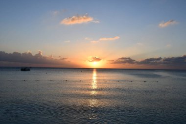 Cayman Adaları 'ndaki Grand Cayman' daki Seven Mile Plajı 'ndan gün batımı manzarası