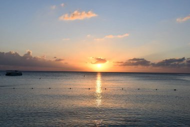 Cayman Adaları 'ndaki Grand Cayman' daki Seven Mile Plajı 'ndan gün batımı manzarası