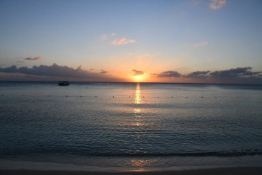 Cayman Adaları 'ndaki Grand Cayman' daki Seven Mile Plajı 'ndan gün batımı manzarası
