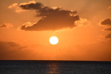 Cayman Adaları 'ndaki Grand Cayman' daki Seven Mile Plajı 'ndan gün batımı manzarası