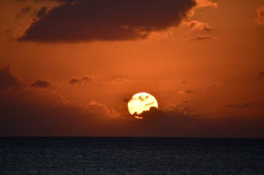 Cayman Adaları 'ndaki Grand Cayman' daki Seven Mile Plajı 'ndan gün batımı manzarası