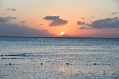 Cayman Adaları 'ndaki Grand Cayman' daki Seven Mile Plajı 'ndan gün batımı manzarası