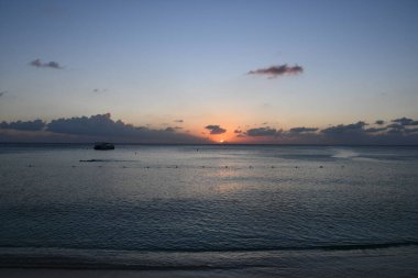 Cayman Adaları 'ndaki Grand Cayman' daki Seven Mile Plajı 'ndan gün batımı manzarası