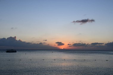 Cayman Adaları 'ndaki Grand Cayman' daki Seven Mile Plajı 'ndan gün batımı manzarası