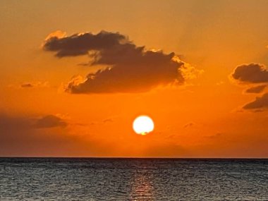 Cayman Adaları 'ndaki Grand Cayman' daki Seven Mile Plajı 'ndan gün batımı manzarası