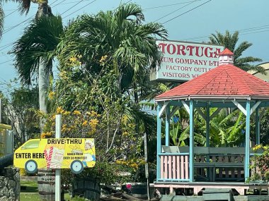 Batı BAY, GARND CAYMAN - 22 Şubat 2022 'de Cayman Adaları' ndaki Grand Cayman Adaları 'ndaki West Bay' deki Tortuga Rum Şirketi. Dünyanın en iyi romlu kekleri ve gurme ürünleriyle bilinir..