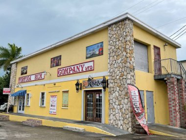Batı BAY, GARND CAYMAN - 22 Şubat 2022 'de Cayman Adaları' ndaki Grand Cayman Adaları 'ndaki West Bay' deki Tortuga Rum Şirketi. Dünyanın en iyi romlu kekleri ve gurme ürünleriyle bilinir..