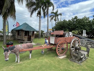Batı BAY, GARND CAYMAN - 22 Şubat 2022 'de Cayman Adaları' ndaki Grand Cayman Adaları 'ndaki West Bay' deki Tortuga Rum Şirketi. Dünyanın en iyi romlu kekleri ve gurme ürünleriyle bilinir..