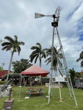 Batı BAY, GARND CAYMAN - 22 Şubat 2022 'de Cayman Adaları' ndaki Grand Cayman Adaları 'ndaki West Bay' deki Tortuga Rum Şirketi. Dünyanın en iyi romlu kekleri ve gurme ürünleriyle bilinir..