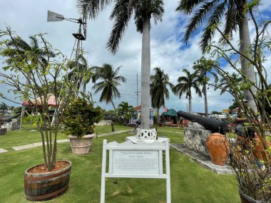 Batı BAY, GARND CAYMAN - 22 Şubat 2022 'de Cayman Adaları' ndaki Grand Cayman Adaları 'ndaki West Bay' deki Tortuga Rum Şirketi. Dünyanın en iyi romlu kekleri ve gurme ürünleriyle bilinir..