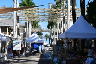 CAYMAN, CAMANA BAY - 23 Şubat 2022 'de Cayman Adaları' ndaki Grand Cayman 'da Camana Körfezi' nde çiftçiler ve zanaatkarlar pazarı.