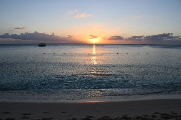 Cayman Adaları 'ndaki Grand Cayman' daki Seven Mile Plajı 'ndan gün batımı manzarası