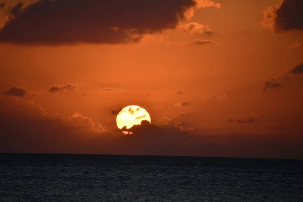 ケイマン諸島のグランドケイマンのセブンマイルビーチからの夕日 — ストック写真