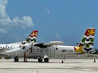 Cayman Adaları, Grand Cayman 'daki Owen Roberts Uluslararası Havalimanı' nda 20 Şubat 2022 'de görülen Cayman Havayolları uçağı..