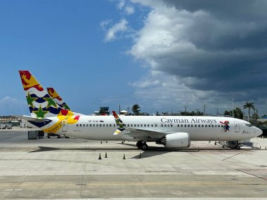 Cayman Adaları, Grand Cayman 'daki Owen Roberts Uluslararası Havalimanı' nda 20 Şubat 2022 'de görülen Cayman Havayolları uçağı..