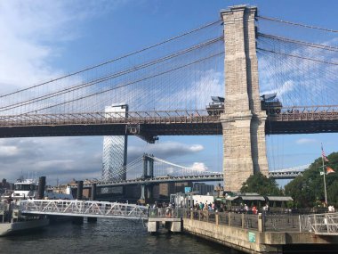 New York, New York - 1 Ağustos 2021 'de Brooklyn Köprüsü' nde görüldüğü gibi. Amerika Birleşik Devletleri 'ndeki en eski yol köprülerinden biridir ve dünyanın ilk çelik telli asma köprüsü olmuştur..