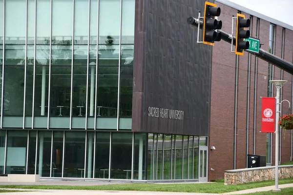 FAIRFIELD, CT - 14 AUG: Fairfield, Connecticut 'taki Sacred Heart Üniversitesi, 14 Ağustos 2021' de görüldüğü gibi.