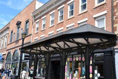 NEW HAVEN, CT - 6 Haziran 2024 'te New Haven, Connecticut Broadway' deki Yale Dükkanları.