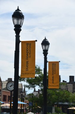 NEW HAVEN, CT - 6 Haziran 2024 'te New Haven, Connecticut Broadway' deki Yale Dükkanları.