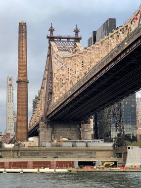 NEW YORK, NY - 1 AUG New York 'taki Queensboro Köprüsü, 1 Ağustos 2021' de görüldüğü gibi. 1909 'da tamamlanan New York' taki East River üzerindeki Cantilever Köprüsü..