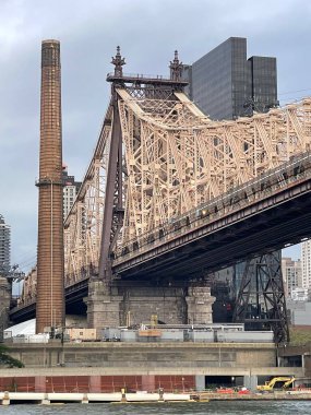 NEW YORK, NY - 1 AUG New York 'taki Queensboro Köprüsü, 1 Ağustos 2021' de görüldüğü gibi. 1909 'da tamamlanan New York' taki East River üzerindeki Cantilever Köprüsü..