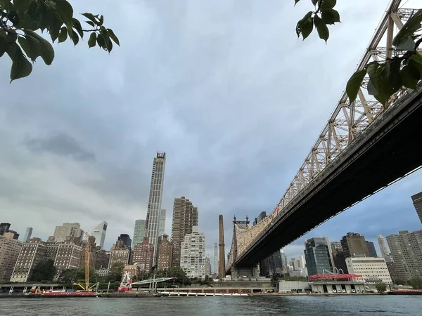 ニューヨーク市 8月1日 2021年8月1日に見られるように ニューヨーク市のクイーンズボロ橋 ニューヨーク市のイースト川に架かるカンチレバー橋で 1909年に完成した — ストック写真
