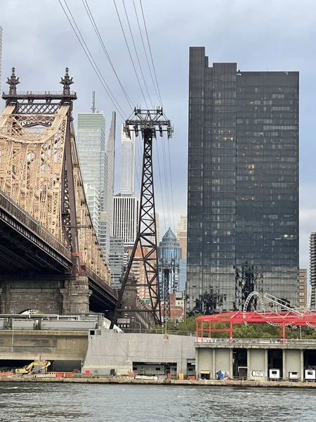 NEW YORK, NY - 1 AUG New York 'taki Queensboro Köprüsü, 1 Ağustos 2021' de görüldüğü gibi. 1909 'da tamamlanan New York' taki East River üzerindeki Cantilever Köprüsü..