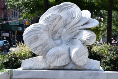 NEW YORK NY - 18 SEP Broadway Blooms by Jon Isherwood tarafından Manhattan, New York 'ta Broadway' de 18 Eylül 2021 'de görüldüğü gibi.