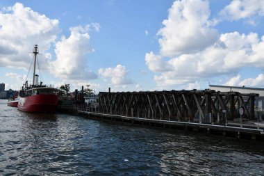 New York, New York - 3 Haziran 2022 'de görüldüğü üzere Pan Sahil Güvenlik fener gemisini kızartmak.