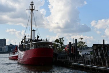 New York, New York - 3 Haziran 2022 'de görüldüğü üzere Pan Sahil Güvenlik fener gemisini kızartmak.