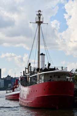 New York, New York - 3 Haziran 2022 'de görüldüğü üzere Pan Sahil Güvenlik fener gemisini kızartmak.