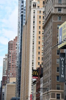 NEW YORK, New York - SEP 18: Times Meydanı, 18 Eylül 2021 'de Manhattan' da Broadway Tiyatroları ve animasyon LED tabelaları ile gösterildi. New York ve Amerika Birleşik Devletleri 'nin bir sembolüdür..