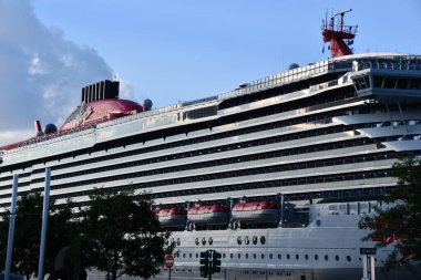NEW YORK NY - 18 SEP: Scarlet Lady, Virgin Atlantic 'in yetişkinlere özel gemisi, 18 Eylül 2021' de görüldüğü üzere New York 'a yanaştı.
