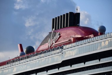 NEW YORK NY - 18 SEP: Scarlet Lady, Virgin Atlantic 'in yetişkinlere özel gemisi, 18 Eylül 2021' de görüldüğü üzere New York 'a yanaştı.
