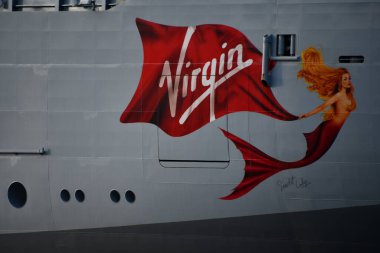 NEW YORK NY - 18 SEP: Scarlet Lady, Virgin Atlantic 'in yetişkinlere özel gemisi, 18 Eylül 2021' de görüldüğü üzere New York 'a yanaştı.