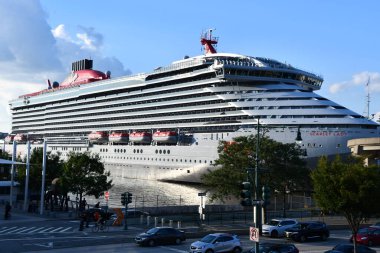 NEW YORK NY - 18 SEP: Scarlet Lady, Virgin Atlantic 'in yetişkinlere özel gemisi, 18 Eylül 2021' de görüldüğü üzere New York 'a yanaştı.