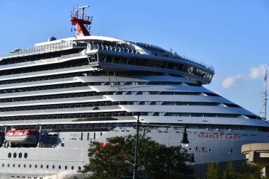 NEW YORK NY - 18 SEP: Scarlet Lady, Virgin Atlantic 'in yetişkinlere özel gemisi, 18 Eylül 2021' de görüldüğü üzere New York 'a yanaştı.