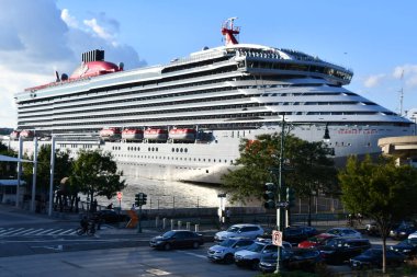 NEW YORK NY - 18 SEP: Scarlet Lady, Virgin Atlantic 'in yetişkinlere özel gemisi, 18 Eylül 2021' de görüldüğü üzere New York 'a yanaştı.