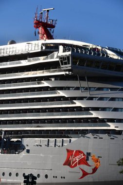 NEW YORK NY - 18 SEP: Scarlet Lady, Virgin Atlantic 'in yetişkinlere özel gemisi, 18 Eylül 2021' de görüldüğü üzere New York 'a yanaştı.