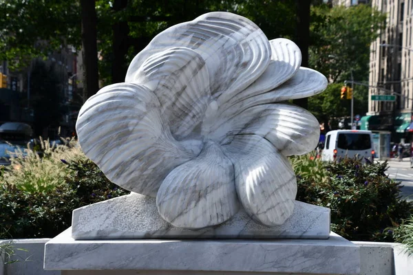 NEW YORK NY - 18 SEP Broadway Blooms by Jon Isherwood tarafından Manhattan, New York 'ta Broadway' de 18 Eylül 2021 'de görüldüğü gibi.