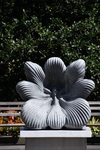 NEW YORK NY - 18 SEP Broadway Blooms by Jon Isherwood tarafından Manhattan, New York 'ta Broadway' de 18 Eylül 2021 'de görüldüğü gibi.