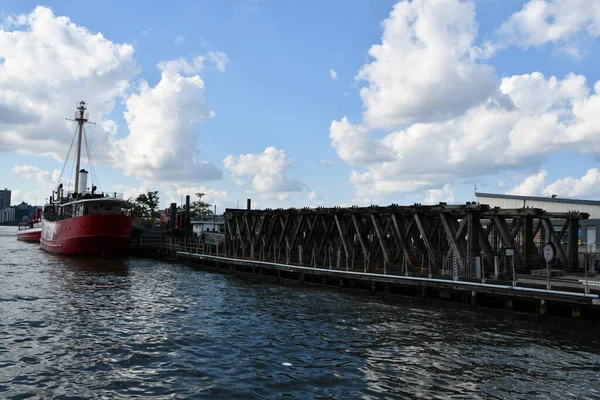 New York, New York - 3 Haziran 2022 'de görüldüğü üzere Pan Sahil Güvenlik fener gemisini kızartmak.