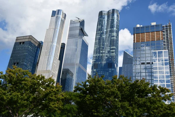 NEW YORK, NY - SEP 18: 18 Eylül 2021 'de Manhattan, New York' taki Hudson Yards 'da daha yeni gelişmeler.