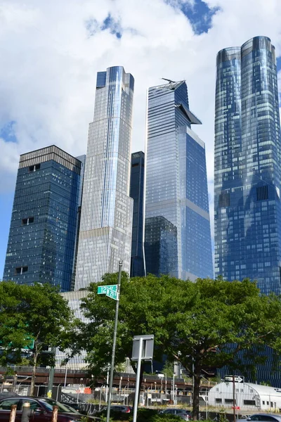 NEW YORK, NY - SEP 18: 18 Eylül 2021 'de Manhattan, New York' taki Hudson Yards 'da daha yeni gelişmeler.