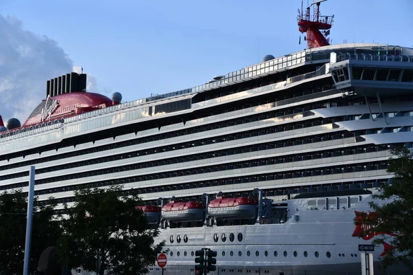 NEW YORK NY - 18 SEP: Scarlet Lady, Virgin Atlantic 'in yetişkinlere özel gemisi, 18 Eylül 2021' de görüldüğü üzere New York 'a yanaştı.