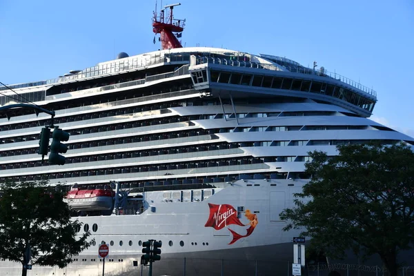 NEW YORK NY - 18 SEP: Scarlet Lady, Virgin Atlantic 'in yetişkinlere özel gemisi, 18 Eylül 2021' de görüldüğü üzere New York 'a yanaştı.