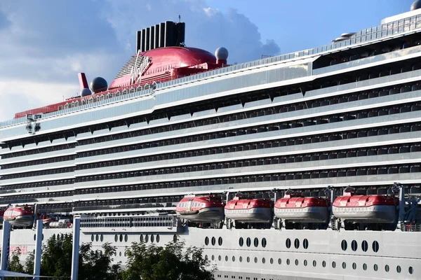 NEW YORK NY - 18 SEP: Scarlet Lady, Virgin Atlantic 'in yetişkinlere özel gemisi, 18 Eylül 2021' de görüldüğü üzere New York 'a yanaştı.