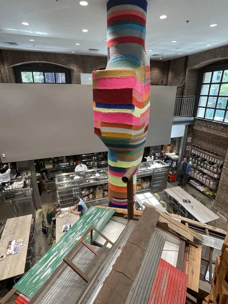 NEW YORK NY - 18 SEP New York 'taki Dover Street Market, 18 Eylül 2021' de görüldüğü gibi. Dover Caddesi 'nde, Mayfair, Londra' da bulunan çok markalı bir perakendecidir..